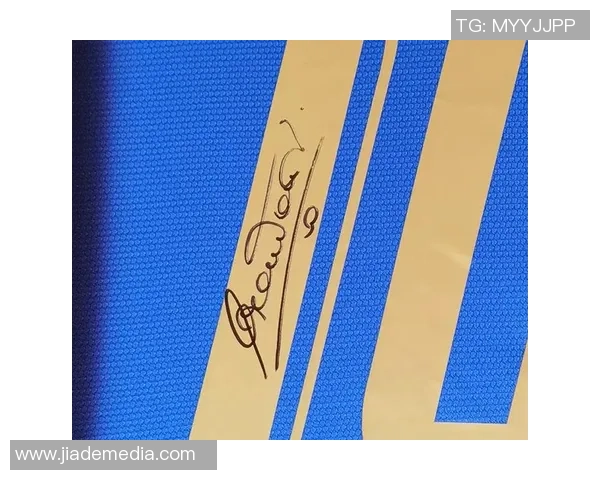 如何在比赛和活动中成功获取足球明星的亲笔签名技巧分享