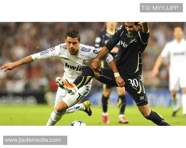 揭秘足球明星小凤的成长历程与辉煌成就背后的故事